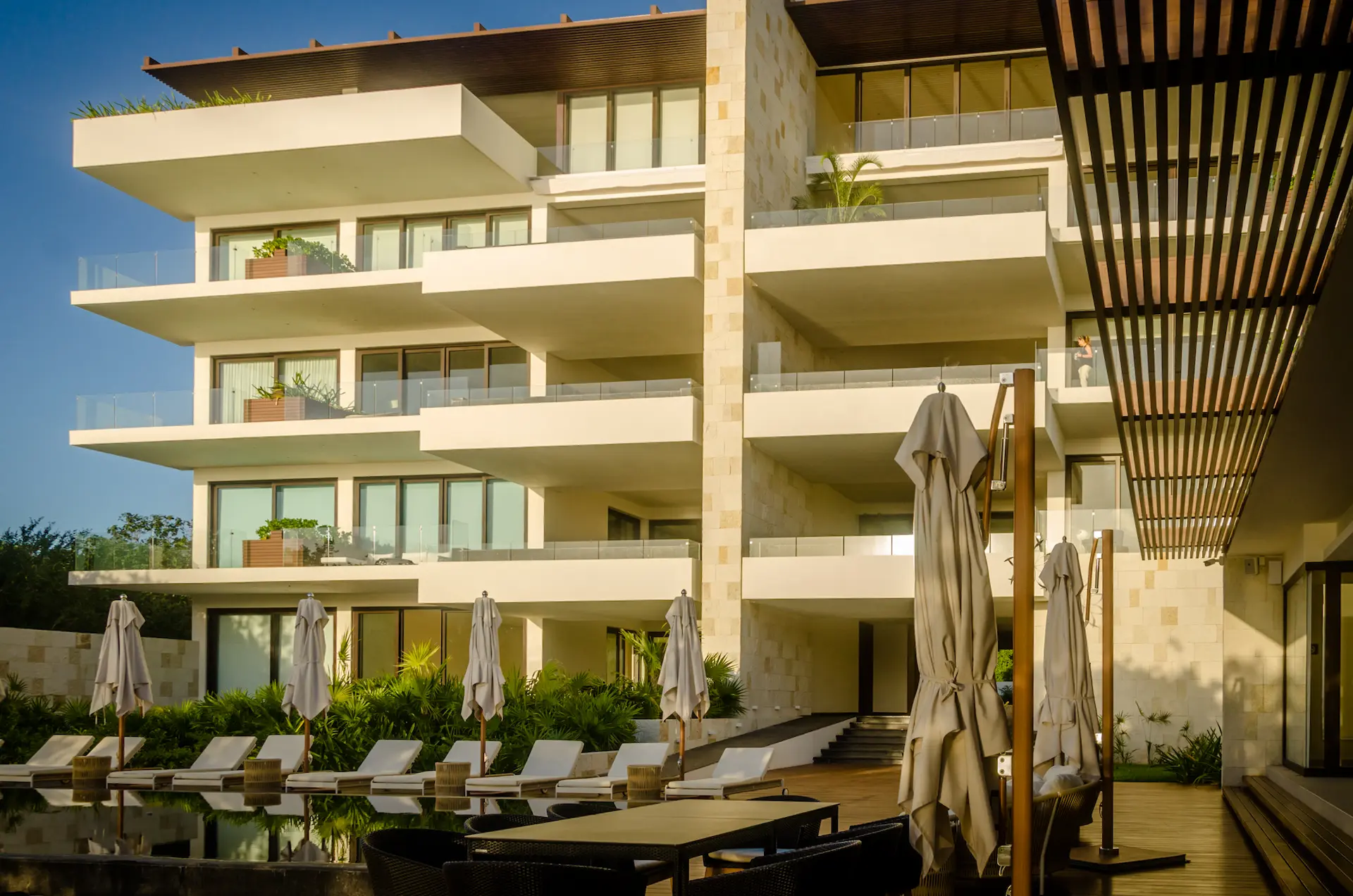 Terraza con alberca privada y atardecer sobre el mar en BARAKA