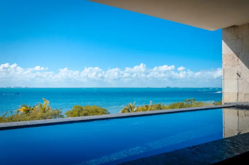 Alberca infinity frente al mar turquesa del Caribe
