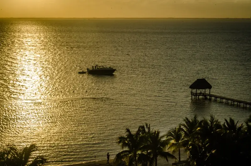 Atardecer dorado sobre el muelle